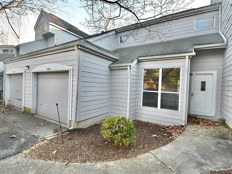 1938 E Bay Pointe Dr — Photo 2