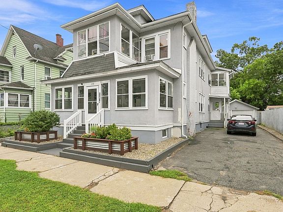 3rd image of 118-120 Commonwealth Ave