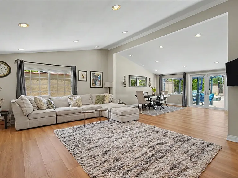 5706 Comanche Ave — Photo 1