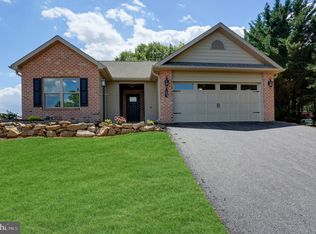 1244 Hollywell Ave, Chambersburg, PA 17201