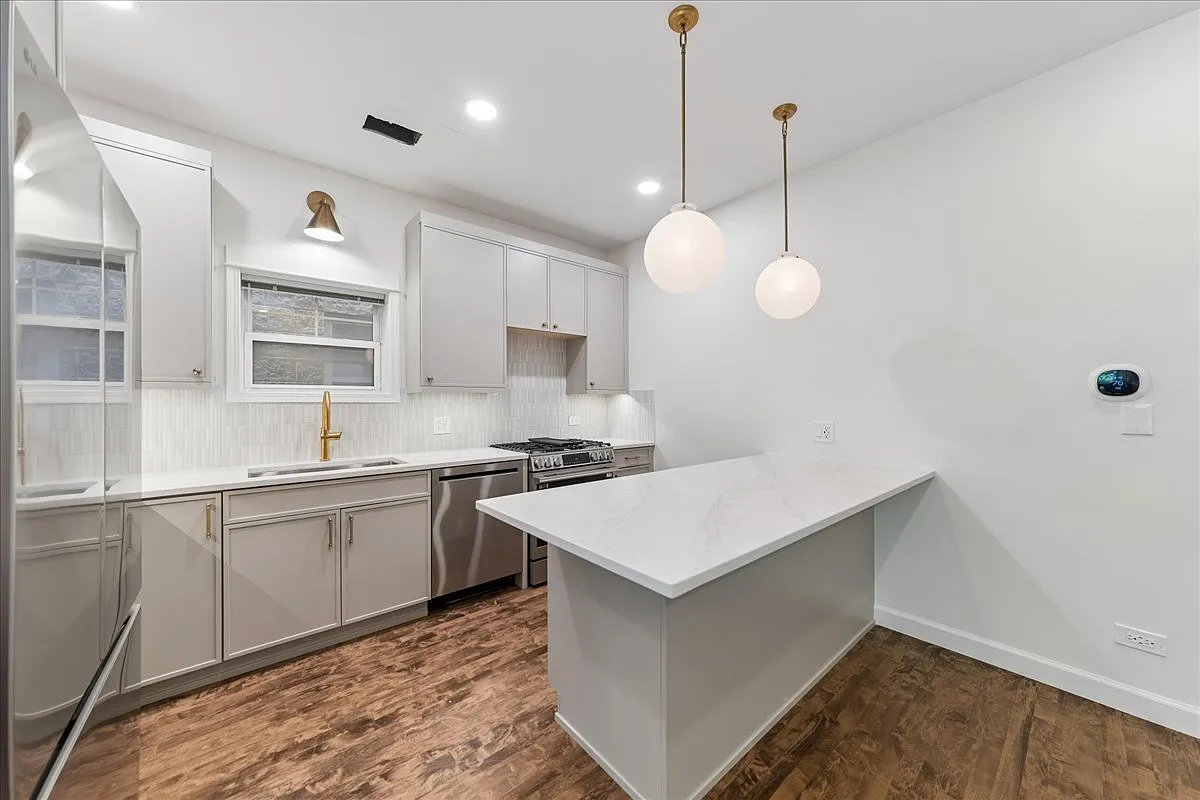 3 bed, 1600 sqft, $4,950 — Photo 3