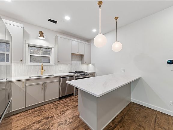 3rd image of 1046 W Fulton Market APT 3