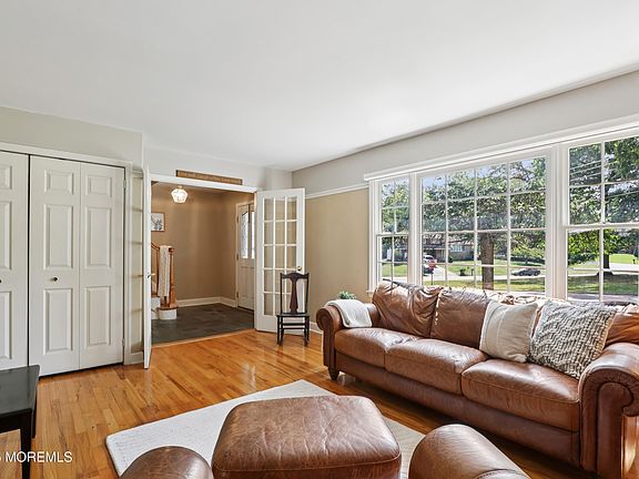 4th image of 12 Woodridge Avenue