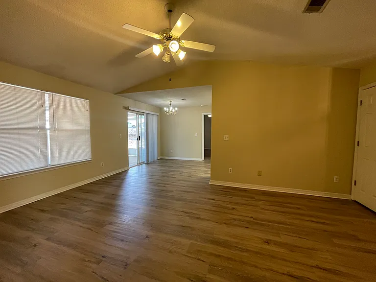 240 Westview Dr — Photo 3