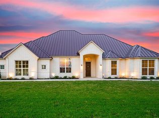 1061 S Lowrance Rd, Red Oak, TX 75154