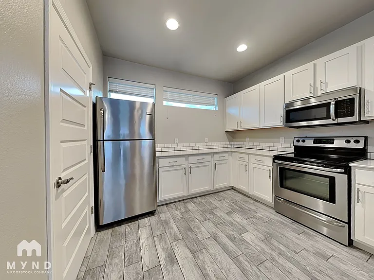 138 E Sycamore St #138 — Photo 4
