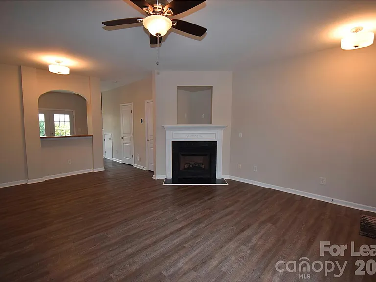 1077 Woodglen Ln — Photo 5