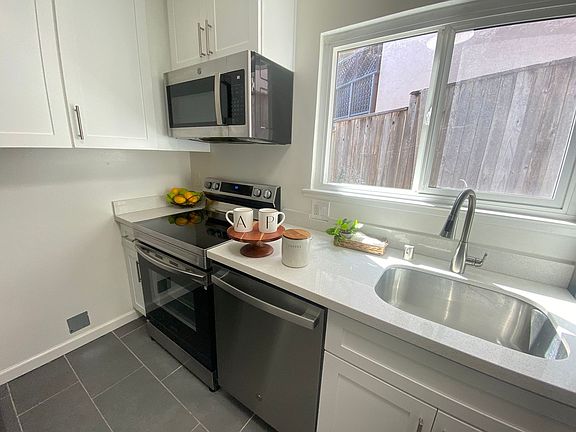 4th image of 296 Lester Ave #4