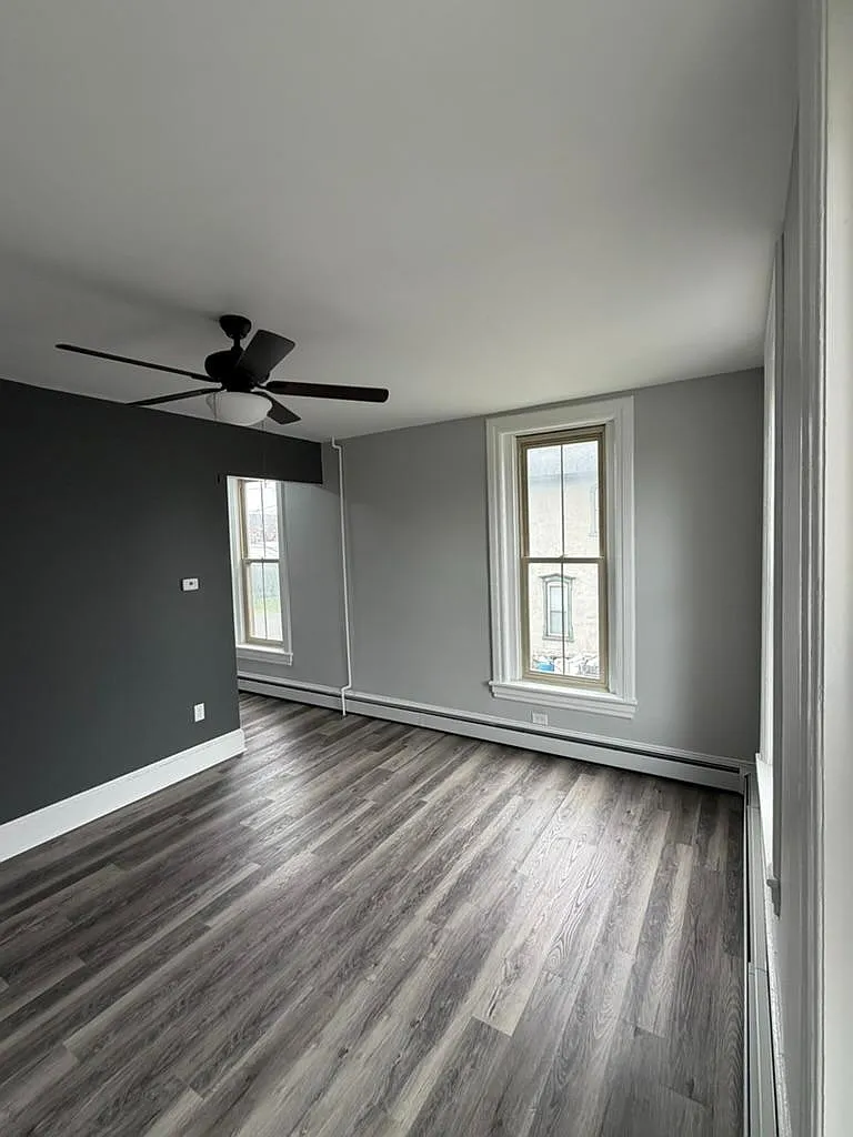936 W 4th St - 4 — Photo 1
