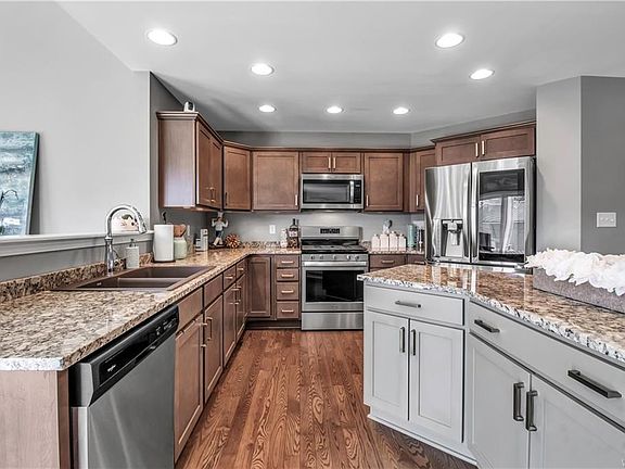 4th image of 2349 Burbank Dr
