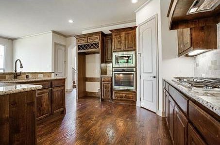3rd image of 919 Summerwood Ln