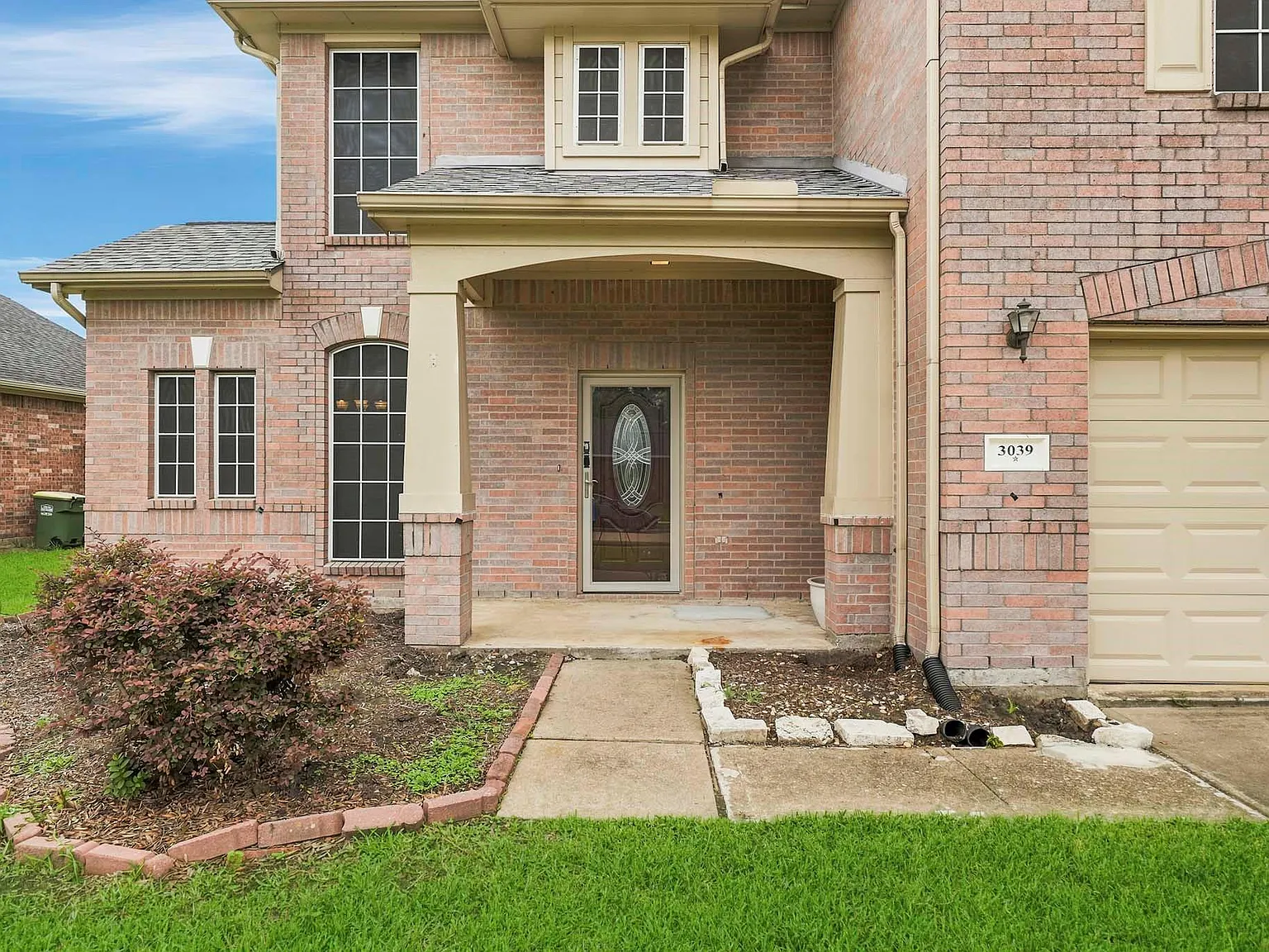 3 bed, 2.5 bath, 2101 sqft, $2,350 — Photo 2