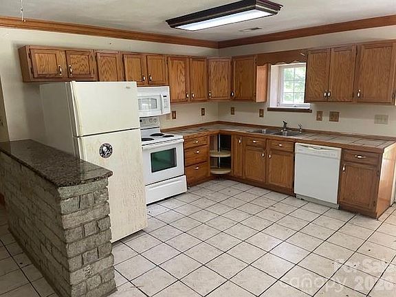5th image of 94 Robertson Dr