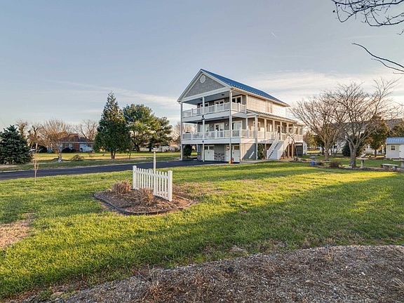 3rd image of 1472 Royal Way