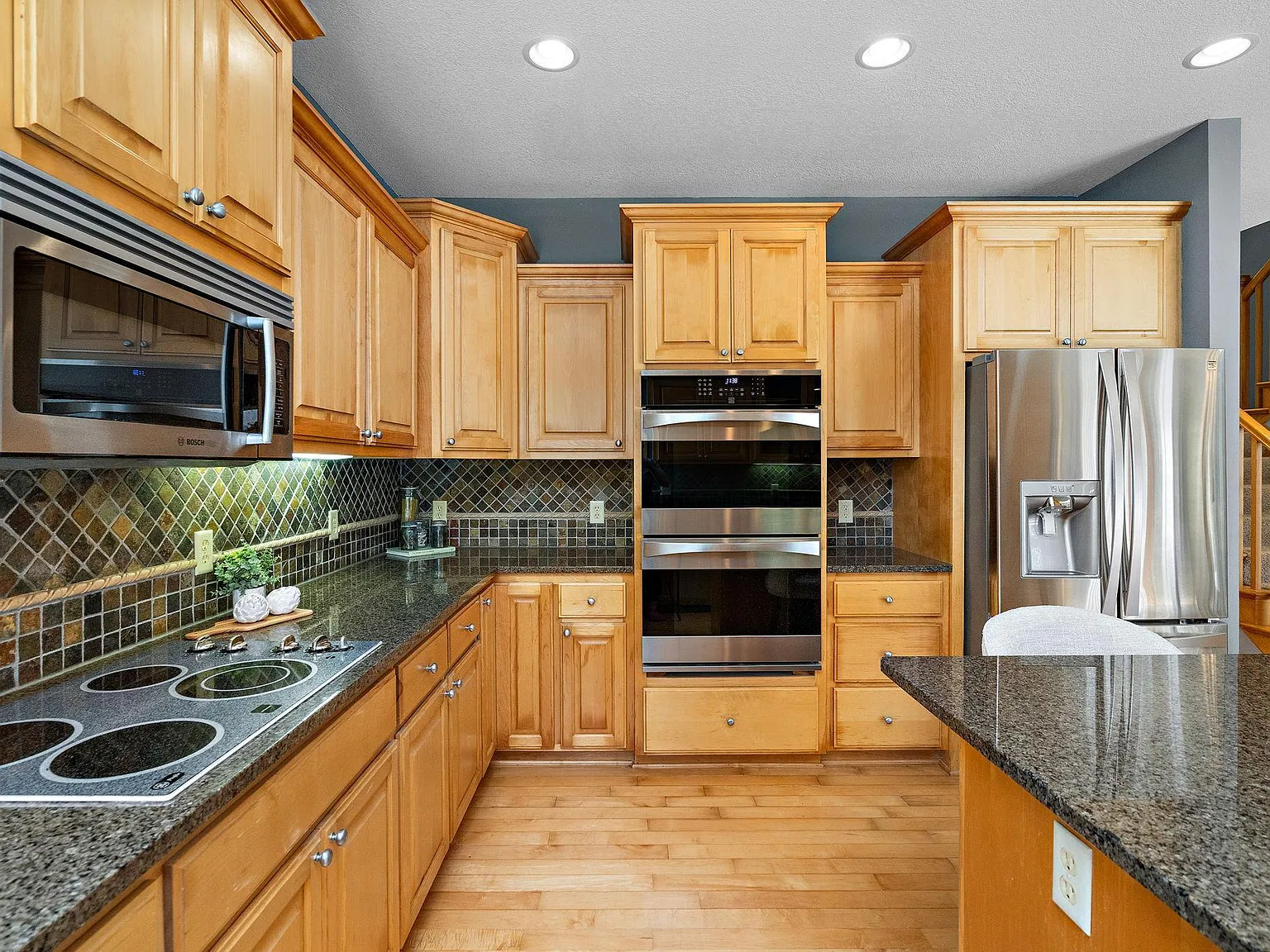 6 bed, 4.5 bath, 5090 sqft, $5,500 — Photo 2