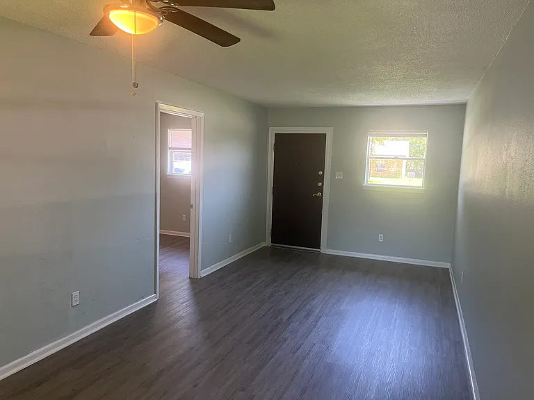 214 E Reagan Ave — Photo 7