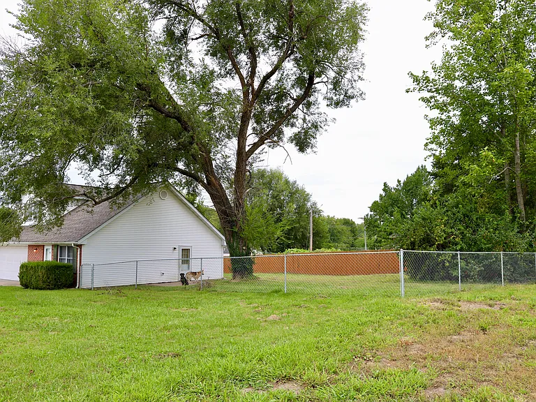 1710 Ashwood Dr — Photo 7