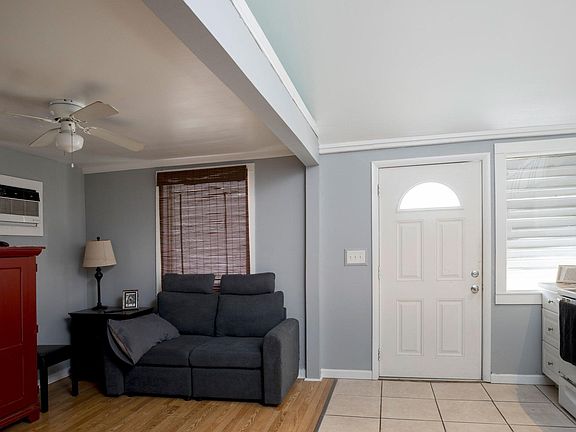 4th image of 800 Elizabeth St #624