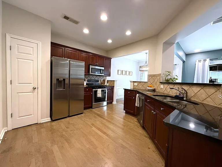 6085 Bentley Way — Photo 5