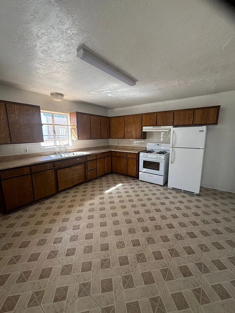 Charming 2-Bedroom Nob Hill Duplex with Sunroom and Garage! — Photo 1