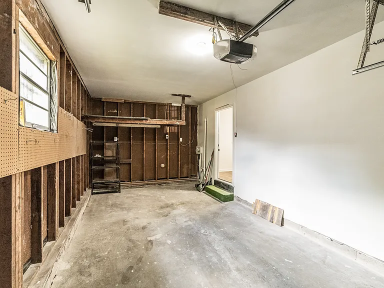 2627 Thornhill Rd NW — Photo 46