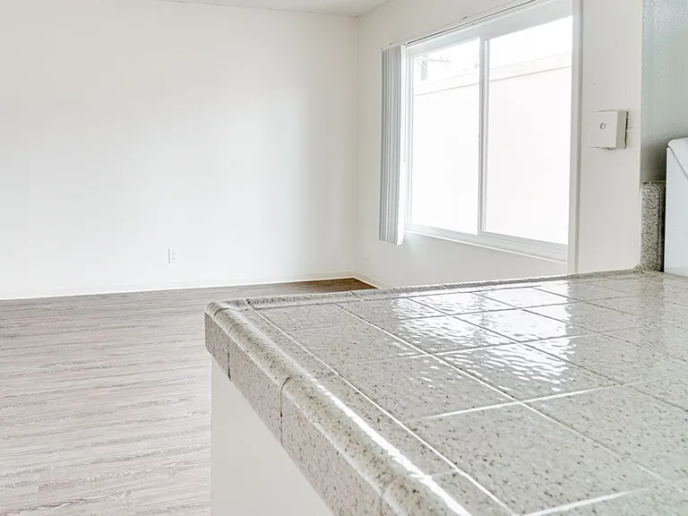 4736 Point Loma Ave — Photo 4