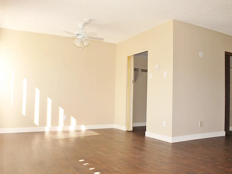 10120 Manning Ave — Photo 14