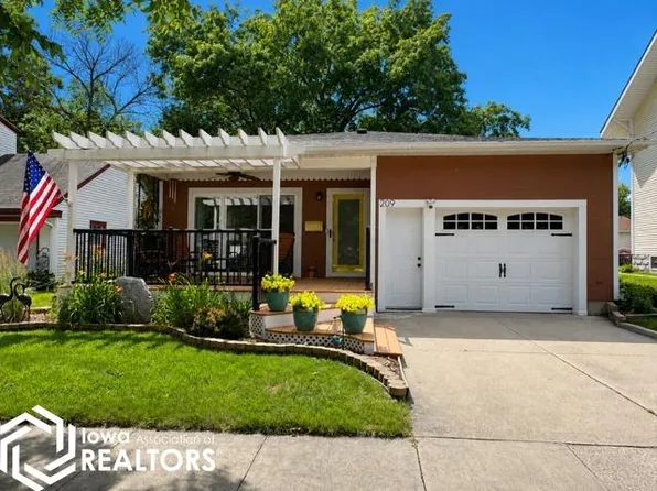 209 S 9th St, Clear Lake, IA 50428