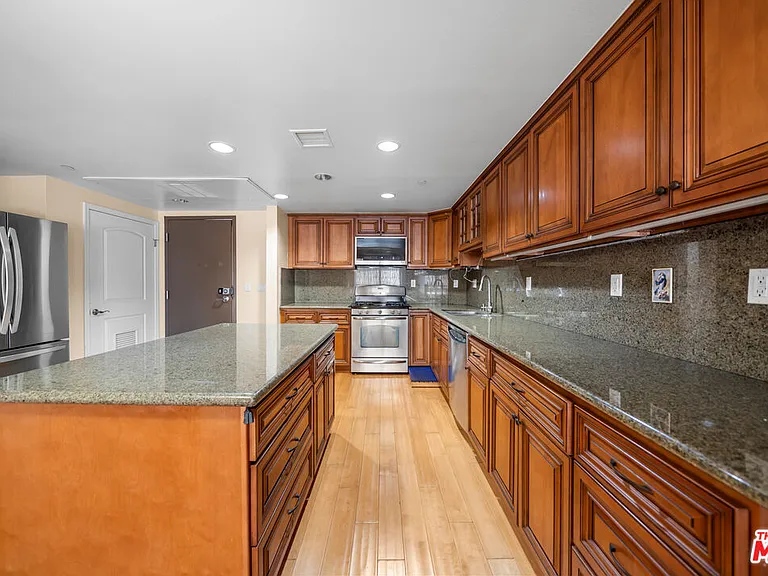 980 S Oxford Ave #202 — Photo 23