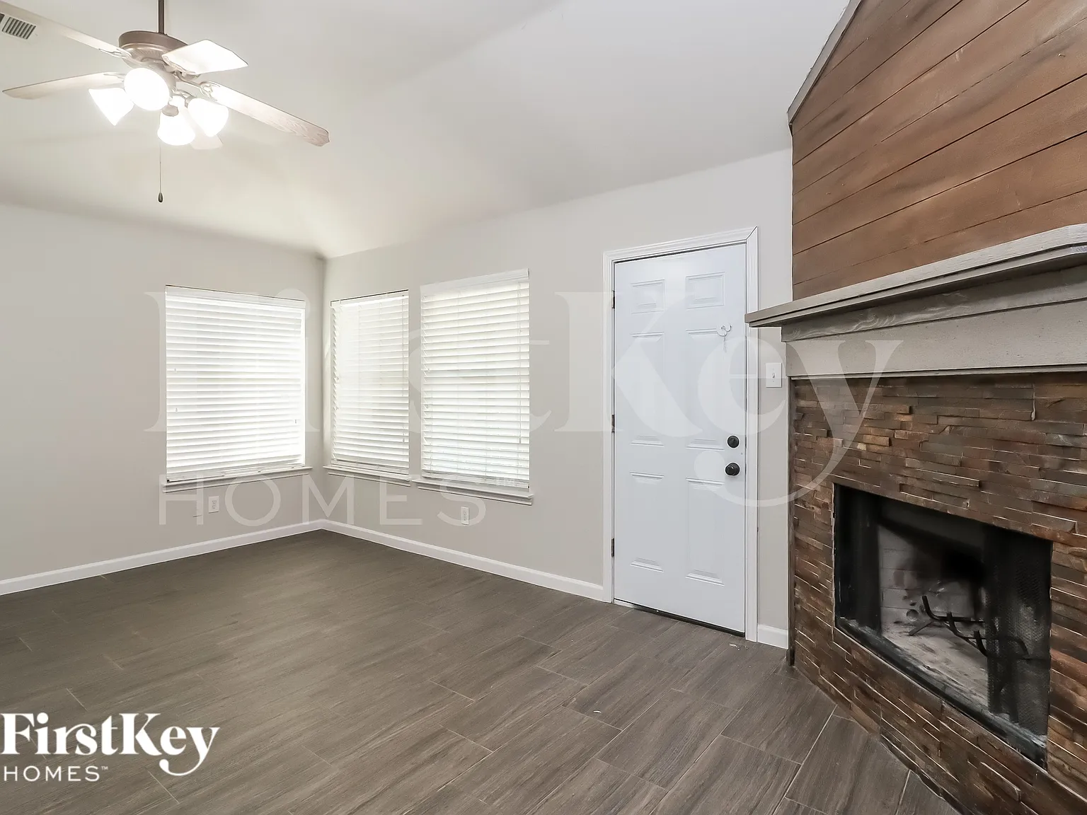 3 bed, 2.0 bath, 1819 sqft, $2,245 — Photo 2