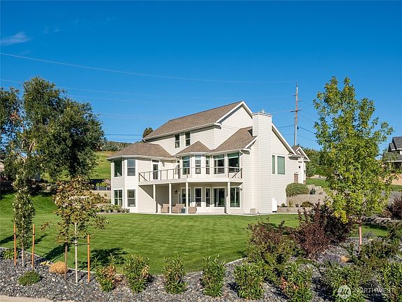 2nd image of 854 Manchester Pl
