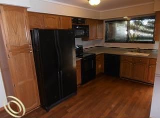 5th image of 39820 Parklawn Dr
