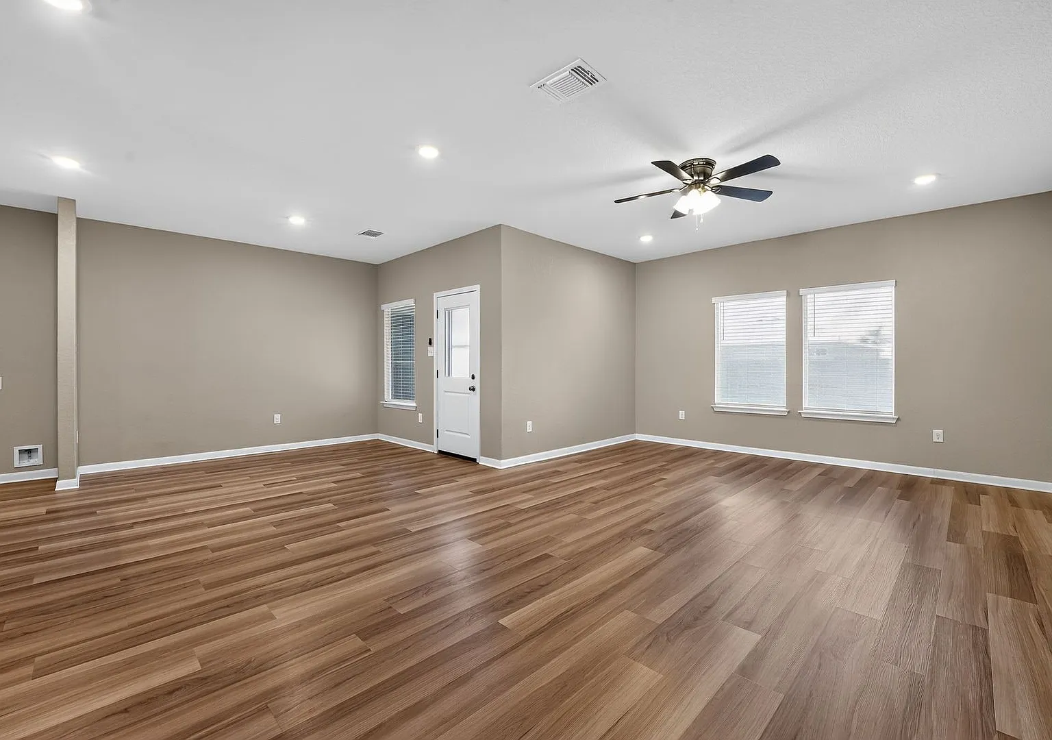 Spacious 4-Bedroom Avery Park Home with Fireplace & Upstairs Game Room — Photo 4
