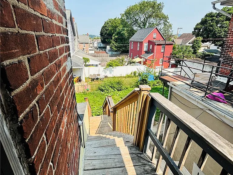 718 Linden St — Photo 9