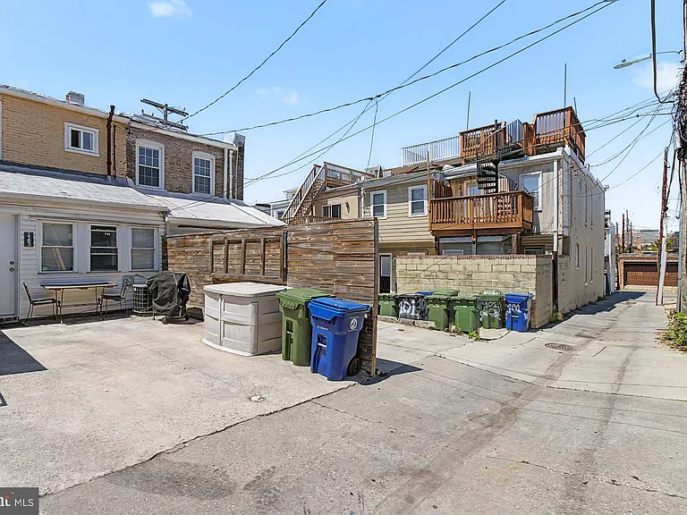 1303 Clarkson St — Photo 37