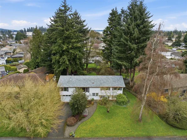 2010 Courser Dr, Sidney, BC V8L 2N6