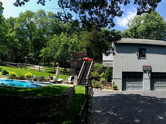 3rd image of 14 Pine Hill Ct