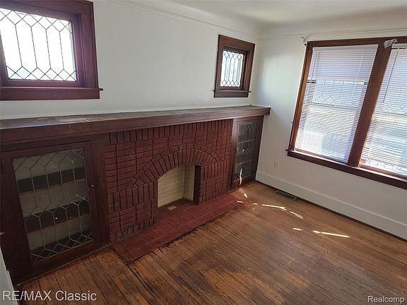 5th image of 15307 Biltmore St