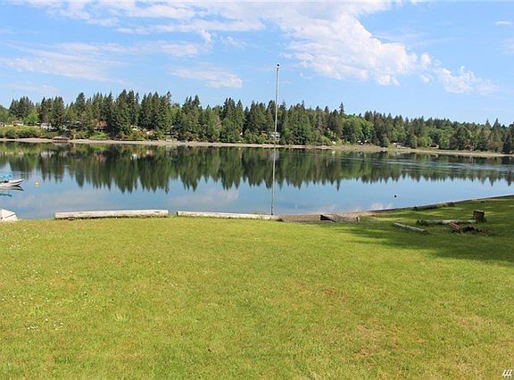 Dreaming of living by the bay.  Affordable community water front shared by only 6 families could make your dream come true.