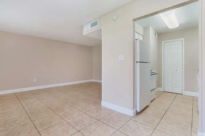 Chateau Apartments — Photo 40