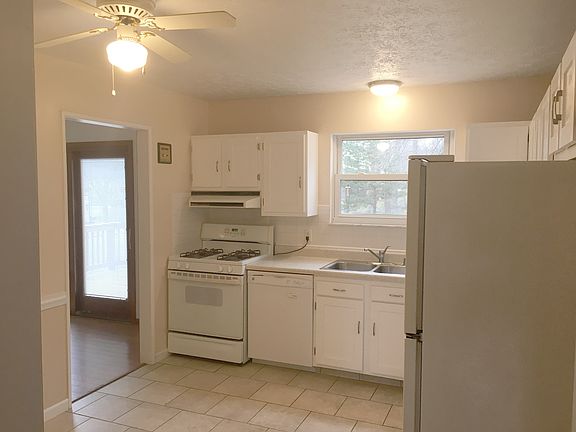 3rd image of 3985 Canterbury Dr