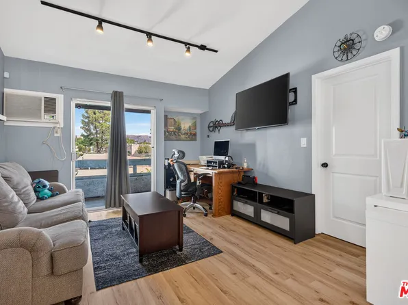 21801 Roscoe Blvd Unit 205, Canoga Park, CA 91304