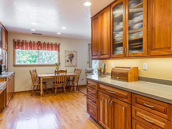 3rd image of 200 Highland Oaks Dr