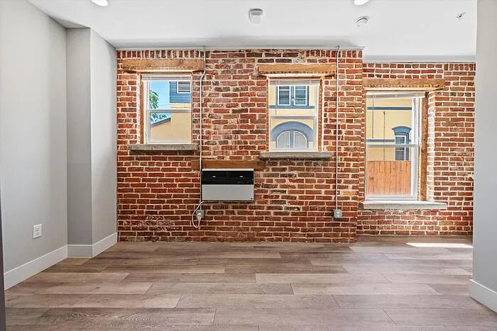 Studio, 1.0 bath, 318 sqft, $950 — Photo 4