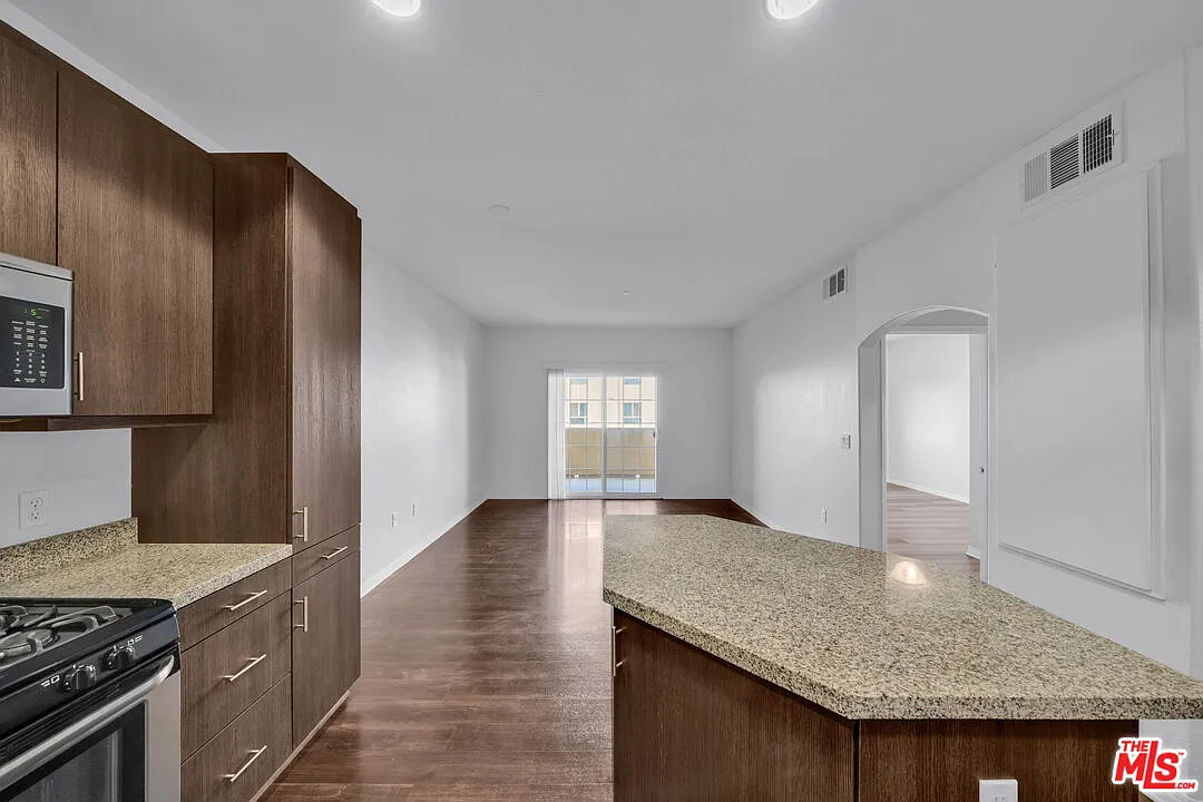 1 bed, 1.0 bath, 715 sqft, $2,195 — Photo 4
