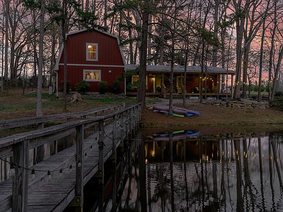 3rd image of 562 Peach Orchard Rd