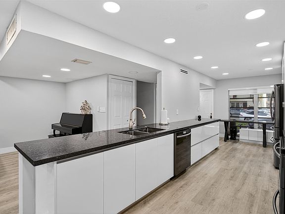 4th image of 3331 Farragut Street #8d