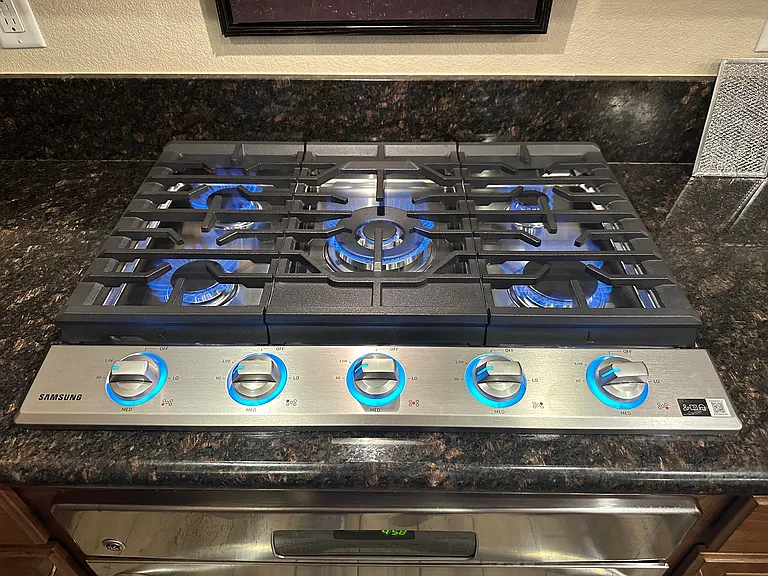 New Samsung Stovetop with heavy duty grates