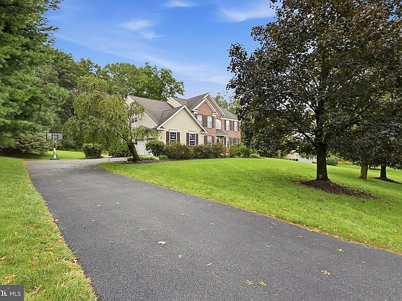 4th image of 501 Falcon Dr