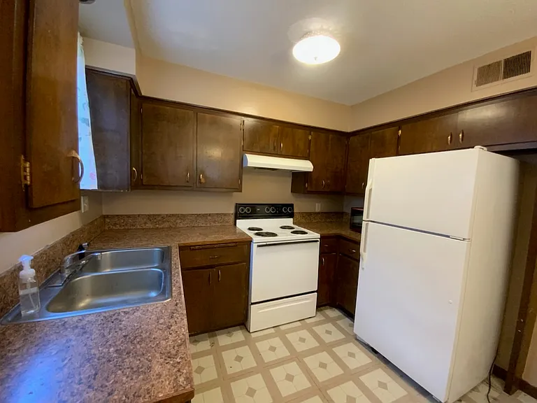 340 S Birchwood Dr #C — Photo 3